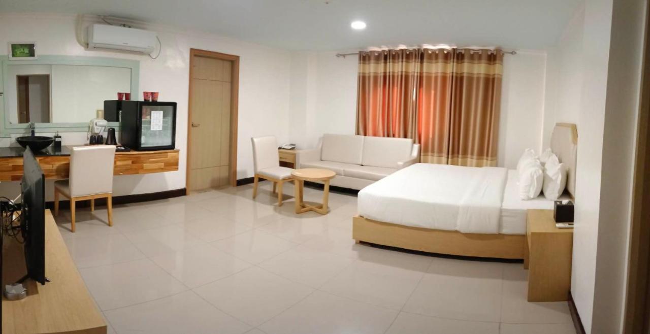 Punta Clark Hotel Clark Field Kültér fotó